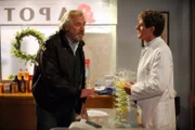 Martin hat Magenprobleme. Anstatt Medikamente einzunehmen, entscheidet er sich, zu fasten. Von links: Martin Kirchleitner (Hermann Giefer) und Roland Bamberger (Horst Kummeth).