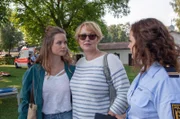 Ermittlungen statt Freizeitvergnügen: Johanna (Sofie Eifertinger, l.) ist enttäuscht, ihre Mutter Nele Fehrenbach (Floriane Daniel, M.) und Julia Demmler (Wendy Güntensperger, r.) müssen ermitteln.