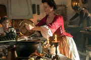 Großherzogin Ottilie und ihre Diener stecken mitten in den Vorbereitungen des Geburtstags von Prinzessin Aurora.  Küchenjunge Johann verspürt den großen Wunsch, zu denen „da oben“ zu gehören. Dabei bemerkt er nicht, dass er geliebt wird, nämlich von Lisbeth, der Kammerzofe von Prinzessin Aurora, einer burschikosen Schönheit. - Frau Glück (Inka Friedrich) bei der Arbeit als Köchin.