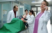 Dr. Martin Stein (Bernhard Bettermann, li.) und Oberschwester Arzu (Arzu Bazman, 2.v.re.) haben bei ihrer Patientin Katharina Leibniz (Julia Jendroßek, liegend) einsetzende Wehen als Ursache ihrer Bauchschmerzen diagnostiziert.