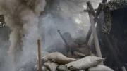 Deutsche Granaten bombardieren die Ranger auf der Anhöhe.