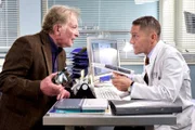 Lea Peters hat Dr. Kaminski (Udo Schenk, re.) gebeten, ihren Vater noch einmal zu untersuchen. Ludwig Peters (Herrmann Beyer, li.) hat nach einer Nieren-OP immer noch Schmerzen. Als Kaminski bestätigt, dass bei der Operation alles gut verlaufen und der Heilungsprozess auf einem guten Weg ist, geschieht etwas mit Ludwig: Er wirft Kaminski vor mit den Hamburger Ärzten unter einer Decke zu stecken und seine, Ludwigs, wissenschaftliche Arbeit zu sabotieren.