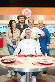 "Die Küchenschlacht": Gruppenfoto mit den Kandidaten Derya Buyantemur, Peter Hoebertz, Isabella Farnleitner, Juror Thomas Martin und Moderator Mario Kotaska.