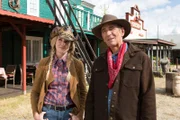 In der Westernstadt "Grizzly Town" wollen Fritz (Guido Hammesfahr, rechts) und Reitlehrerin Änni (Julia Steinbrecher, links) Herrn Kluthe überzeugen, wieder in den Sattel zu steigen.