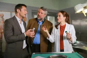 Pathologin Sandra Mai (Sina Wilke, r.) hat Erkenntnisse, die die Kommissare Hansen (Igor Jeftic, l.) und Stadler (Dieter Fischer, M.) auf eine ganz neue Spur bringen.