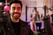 Baris (Metehan Demiröz) spielt sich mit Hintergedanken an Stella heran.