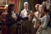 Prinz Ludwig (Jonas Lauenstein) lehrt Prinzessin Aurora (Josefine Voss) etwas Neues auszuprobieren.