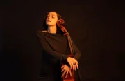 Über mehrere Monate hinweg begleitet das Kamerateam die junge Cellistin Anastasia Kobekina auf ihrem Weg zum internationalen Durchbruch.
