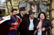 Joseph, Flori und Monika sind froh, dass das "Königsdrama" so gut über die Bühne ging. Von links: Florian (Tommy Schwimmer), Joseph Brunner (Wilhelm Manske), Bürgermeister Schattenhofer (Werner Rom) und Monika Vogl (Christine Reimer).