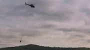 Da Spitzmaulnashörner so selten geworden sind, dass sie kaum noch Paarungspartner finden, wurde ein Schutzprogramm der besonderen Art ins Leben gerufen. Die stark gefährdeten Tiere werden betäubt und per Helikopter zu einem möglichen Partner geflogen.