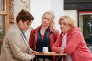 Marie (Christine Eixenberger, M.) hat mit ihrer Mutter Irene (Saskia Vester, r.) Simone (Muriel Baumeister, l.) in einem Café aufgesucht, um mit dieser über deren hinterhältiges Verhalten beim Treffen mit Tamara zu sprechen.
