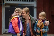 Tommy (Jonas Karlsson, M.) behauptet, er sei unschuldig und spielt den perfekten Vater. Doch seine Töchter Victoria (Emma Comstedt, l.) und Agnes (Lovis Bello, r.) leiden auch unter ihm.