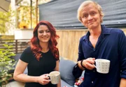 Comedienne Tahnee empfängt Pierre M. Krause auf ihrer Terrasse in Köln.