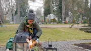 Simone Strobl besucht regelmäßig das Grab ihrer Kinder an der Kindergedenkstätte im Friedhof Wels.