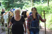 Anna begleitet Sennerin Kati beim Almauftrieb. Nach einem langen Winter dürfen die Kühe wieder in die Berge und dort den Sommer verbringen.