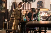 Es fällt Erika (Franziska Brandmeier) schwer, sich an Martha (Nina Gummich) zu wenden, nachdem sie sie hochmütig ignoriert hatte. Aber jetzt braucht sie dringend Marthas Hilfe …