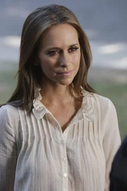 Auch wenn Jim sich nicht mehr an seiner Vergangenheit erinnern kann ist Melinda (Jennifer Love Hewitt) froh, ihn wieder bei sich zu haben ...