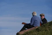 Werner Schmidbauer (links) trifft Martin Kälberer (rechts) auf dem Mitterberg bei Bad Feilnbach.
