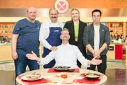 Von links: André Bloeute, Moderator Johann Lafer, Juror Thomas Martin, Sarah Gellesch und Chau Duc Doan