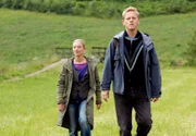 Annika (Sandra Borgmann) macht mit ihrem Halbbruder Henrik (Thure Lindhardt) eine Wanderung.