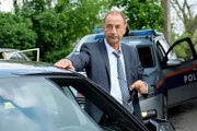 Oberst Otto Dirnberger (Dietrich Siegl) steht vor dem Haus des vermutlichen Entführers von Penny Lanz.