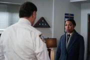 Assistant Chief John Suarez (Jimmy Smits, l.); Deputy Inspector Regina Haywood (Amanda Warren, r.)