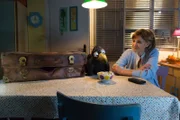 Rabe Rudi (Lennart Morgenstern) ist sauer: Warum kann er nicht mit Koffer (Thomas Rohloff) und Siebenstein (Henriette Heinze) einen Gruselfilm anschauen?