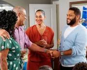 (v.li.): Loretta Devine (Lynette), Laurence Fishburne (Pops), Tracee Ellis Ross (Rainbow ‚Bow‘ Johnson), Anthony Anderson (Andre ‚Dre‘ Johnson).