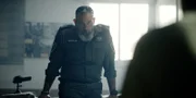Kommandant Polombo (Moris Cohen) führt mit Avi ein intensives Einstellungsgespräch.