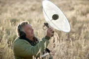 Ernst Arendt ist mit einem Parabol-Mikrofon auf der Jagd nach Vogelstimmen. Vögel machen Musik im Frühling, um auf sich aufmerksam zu machen.