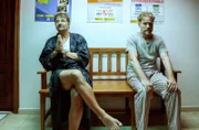 ARD Degeto EIN FERIENHAUS AUF TENERIFFA, am Freitag um 20:15 Uhr und um 01:20 Uhr im ERSTEN. Beamtenjob oder Großprojekte? Jürgen (Janek Rieke) und Lars (Philipp Hochmair, li.) haben unterschiedliche Lebensvorstellungen. Ihr Streit endet auf der Polizeiwache.