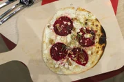 Tagesmotto "Leibgericht": Süß-salziger Flammkuchen mit Thymian, Rote Bete, Feta, Honig, Walnüssen und geröstetem Rote-Bete-Karotten-Salat von Melina Gross