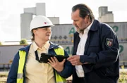 Gerhard Jäger (Markus John, r.) bittet Hanne Lischitzki (Svenja Hermuth, l.), um Auskunft über die Container im Terminal.