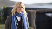 ARD Degeto MORD AUF SHETLAND - BÖSES BLUT, am Sonntag um 21:45 Uhr im ERSTEN, online first ab Donnerstag in der ARD MEDIATHEK „Met“-Ermittlerin Ruth Calder (Ashley Jensen) bleibt auf der Insel, um den Fall zu lösen. - Motiv aus Teil 2 -
