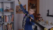 Marlon (Martin Evensen) möchte sein Samuraischwert mit in die Schule nehmen.