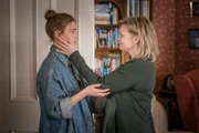 Rose Marshbrook (Sharon Small, r.) freut sich sehr über die Rückkehr ihrer Tochter Grace Marshbrook (Amy James-Kelly, l.) in die Familie.