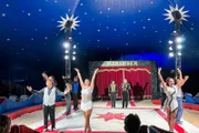 Jan Fitze (l.) und die Artisten des Zirkus Maramber in der Manege