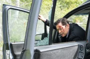 Dr. Philipp Brentano (Thomas Koch) hat einen Autounfall.