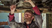Jakub (Hubert Hanowicz) tüftelt in seiner Werkstatt