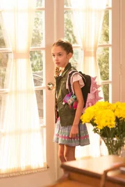 Julia Butters (Anna-Kat Otto).