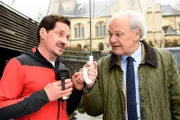 Peter Herbrechter (Michael König, r.) versucht Tobi (Markus Brandl, l.) von seinem Vorhaben zu überzeugen.