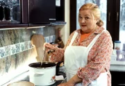 Am Herd ist Köchin Marga (Marianne Sägebrecht) in ihrem Element.