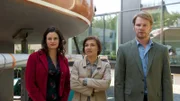 Resi Mayerhofer (Angela Ascher l.) wollte sich von ihrer Schwester verabschieden, weil sie demnächst mit ihrem Mann eine lange Segeltour machen möchte. Katrin Börensen (Claudia Schmutzler, M.), Jens Soderberg (Kai Scheve, r.) zeigen sich ebenfalls betroffen.