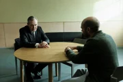 Claes Hesseldal (Flemming Enevold, l.) vom dänischen Bankenverband stattet Niels Jensen (David Dencik, r.) im Gefängnis einen Besuch ab.