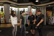 Wayde et Brett rencontrent DJ Ashba et sa femme dans son magasin.
