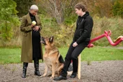 Makenna Jackson-Patel (SAMANTHA WALKES) with Rex (DIESEL VOM BURGIMWALD) and Charlie (JOHN REARDON)