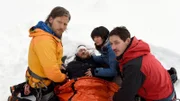Mit Hilfe der Bergretter Markus (Sebastian Ströbel l.) und Tobi (Markus Brandl, r.) konnte Alina (Laila Marie Noëlle Padotzke, 2. v. r.) ihren Vater Lutz (Tom Radisch) finden.
