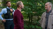 Polizist Grube (Bue Wandahl, r.) und ein Kollege (Komparse, l.) befragen Niels (Jacob Lohmann, M.) zum Tod des Schlossbesitzers Corfitzen.