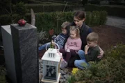 Vor zwei Jahren hat Joanna (29) ihren Mann verloren, durch einen selbstverschuldeten Unfall. Sie und die gemeinsamen drei kleinen Kinder gehen durch eine harte Zeit.