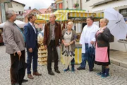 Die Kommissare ermitteln, nachdem eine Standbetreiberin auf dem Rosenheimer Wochenmarkt tot aufgefunden wurde. Von links: Kommissar Stadler (Dieter Fischer), Kommissar Hansen (Igor Jeftic),  Marktaufseher Kraisig (Johannes Herrschmann), Marianne Widl (Erika Fischer-Laughlin), Komparse, Gertie Pointner (Johanna Bittenbinder).